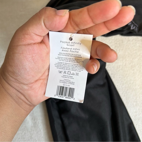 Beyond Yoga black‎ infinity scarf with pocket - Picture 3 of 6